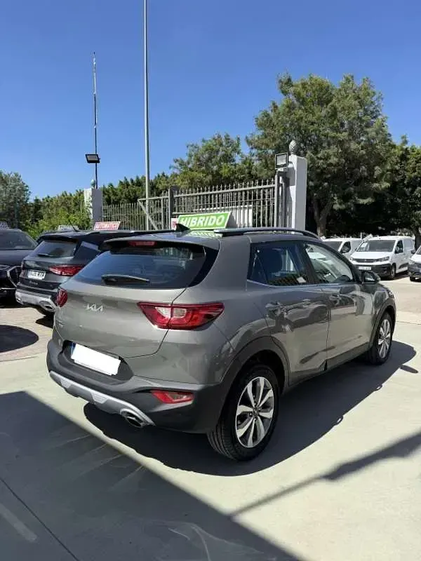 Usado Kia Stonic 120 CV (88 kW) 2023 Gris SUV
