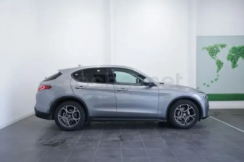 Usado Alfa Romeo Stelvio 150 CV (110 kW) 2018 Gris / plata SUV