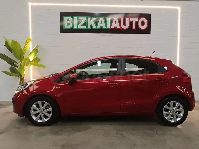 Usado Kia Rio 109 CV (80 kW) 2014 Granate Berlina