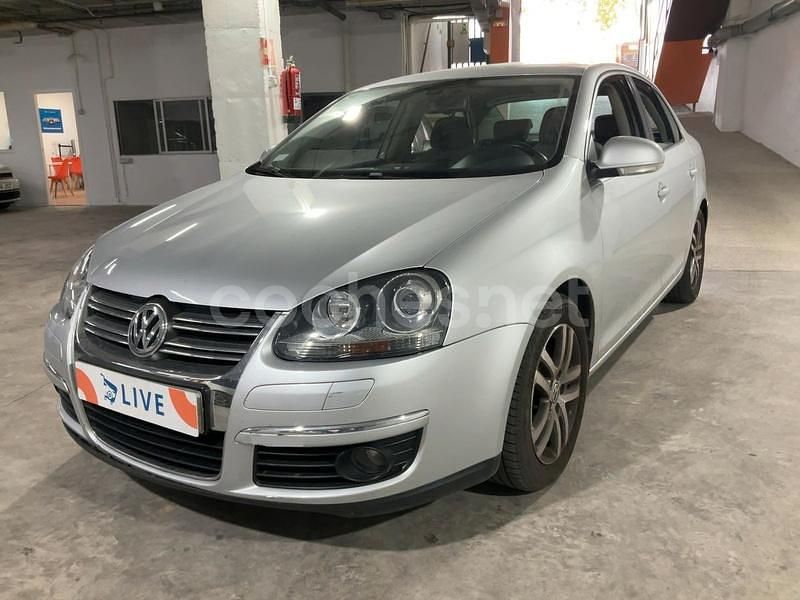 Gris / plata Usado 2009 VW Jetta Advance Berlina | 7900 € (Un poco caro) - Imagen 1/4