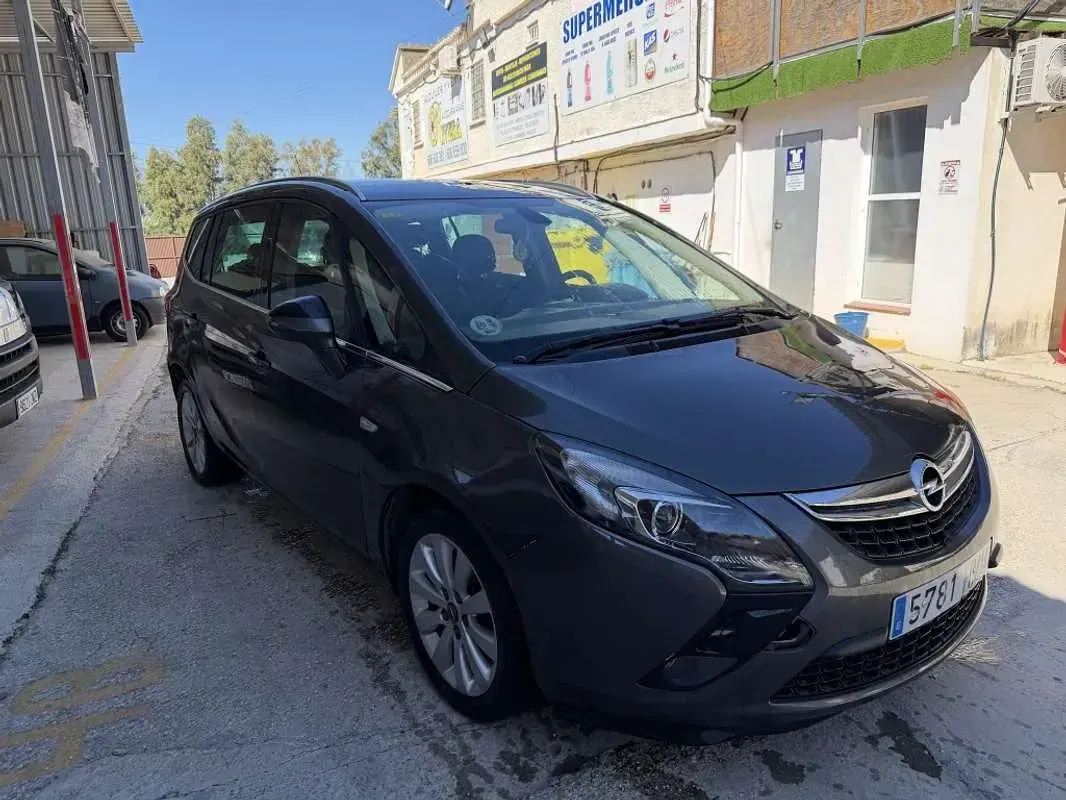 Usado Opel Zafira Tourer Selective 131 CV (96 kW) 2013 Gris Monovolumen