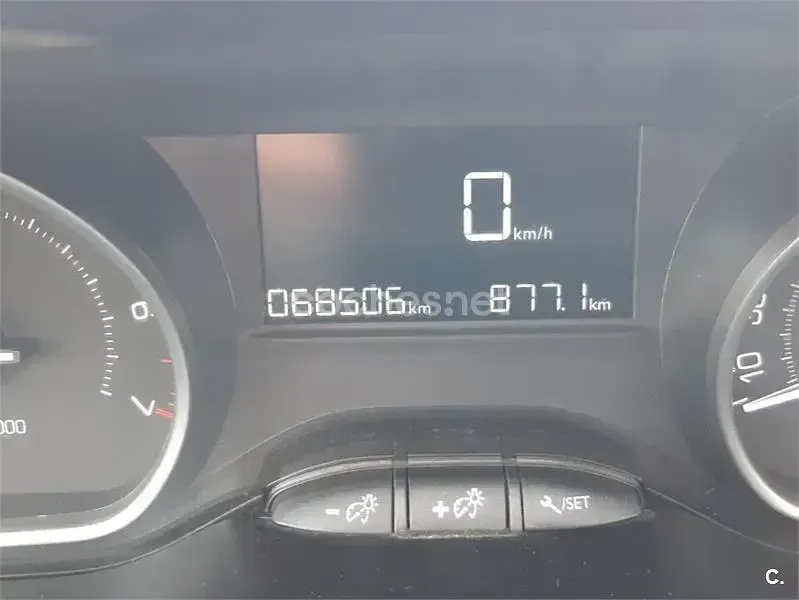 Usado Peugeot 208 Style 82 CV (60 kW) 2017 Blanco Utilitario