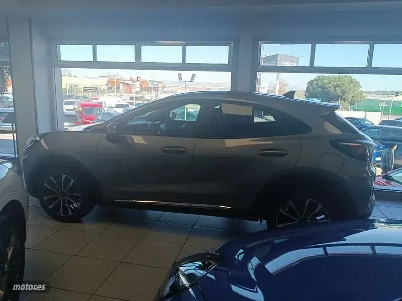 Usado Ford Puma Titanium 125 CV (91 kW) 2023 Gris / plateado SUV