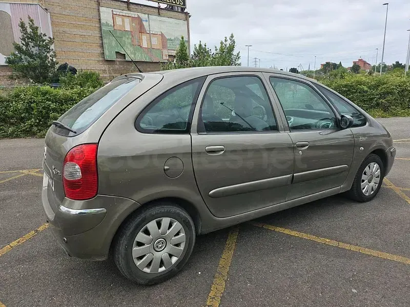 Usado Citroën Xsara Picasso Exclusive 110 CV (80 kW) 2007 Marrón Monovolumen