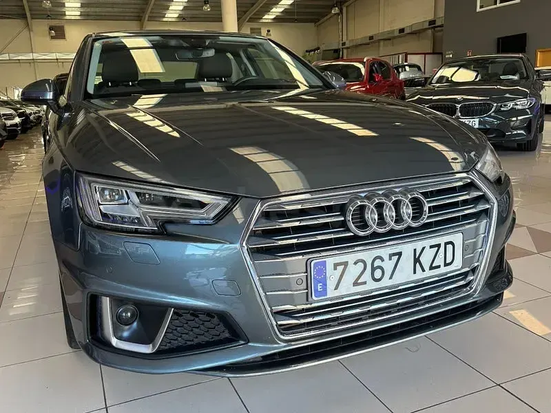 Usado Audi A4 S-Line 150 CV (110 kW) 2019 Gris / plata Berlina