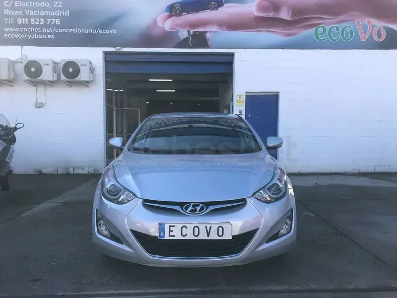 Usado Hyundai Elantra 132 CV (97 kW) 2014 Gris / plata Berlina