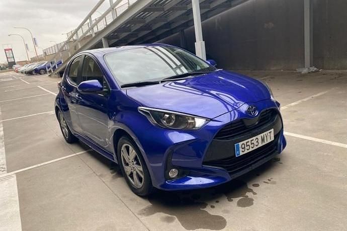 Usado Toyota Yaris Hybrid Active 116 CV (85 kW) 2025 Azul Utilitario