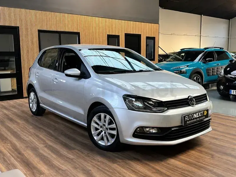 Usado VW Polo Sportline 90 CV (66 kW) 2014 Gris / plata Berlina