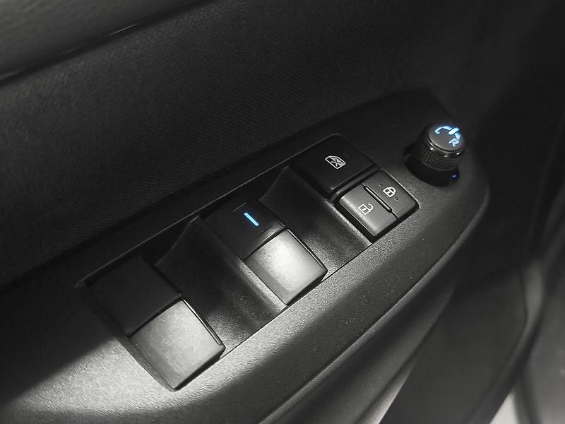 Usado Toyota Yaris Hybrid Edition 116 CV (85 kW) 2023 Gris / plata Berlina