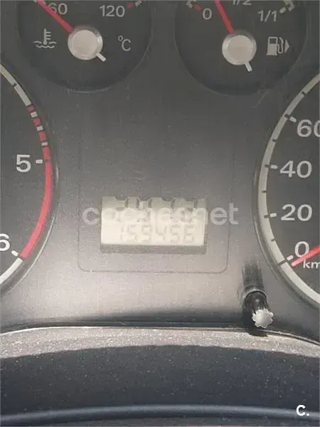 Usado Ford Focus Trend 90 CV (66 kW) 2005 Gris / plata Berlina