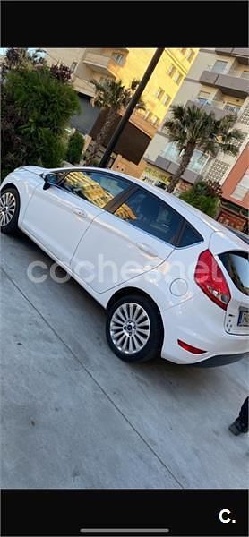 Blanco Usado 2009 Ford Fiesta Titanium Berlina | 3900 € (Precio justo) - Imagen 1/4