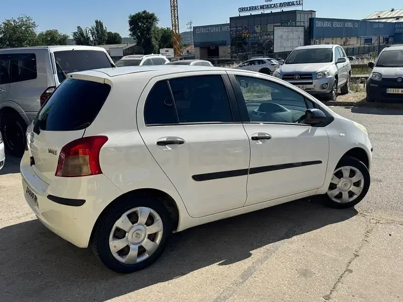 Usado Toyota Yaris Sol 87 CV (63 kW) 2009 Blanco Utilitario