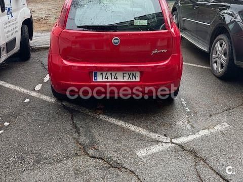 Usado Fiat Grande Punto Dynamic 75 CV (55 kW) 2007 Rojo Utilitario