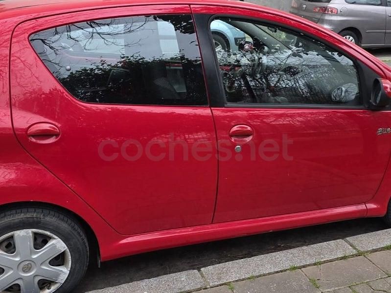 Usado Toyota Aygo 68 CV (50 kW) 2010 Granate Utilitario