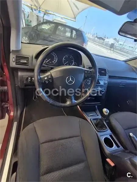 Usado Mercedes A180 Avantgarde 109 CV (80 kW) 2005 Granate Monovolumen