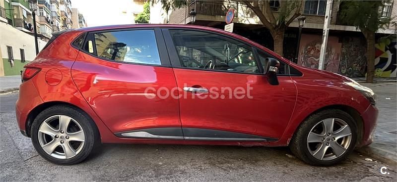 Usado Renault Clio IV Authentique 75 CV (55 kW) 2016 Rojo Berlina
