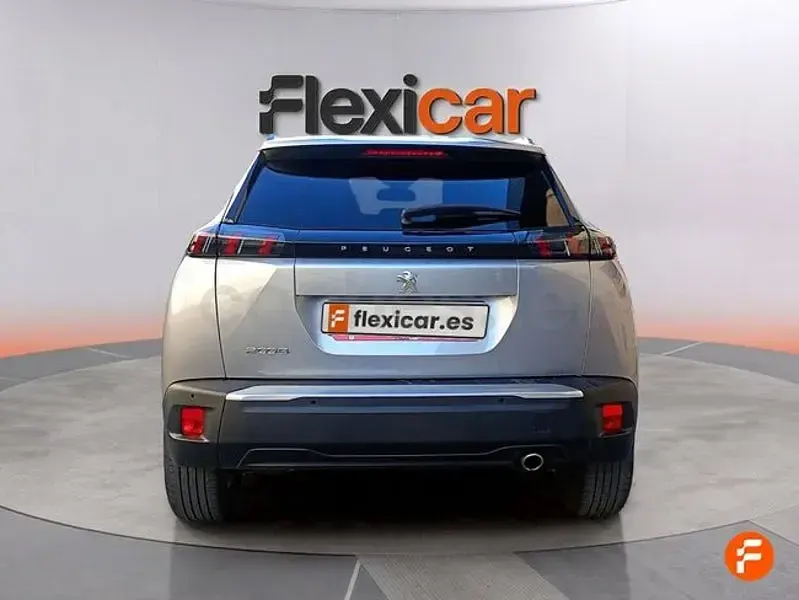 Usado Peugeot 2008 Allure 130 CV (95 kW) 2023 Gris / plata SUV