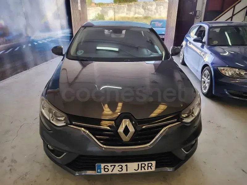 Usado Renault Mégane III Business 90 CV (66 kW) 2016 Gris / plata Berlina