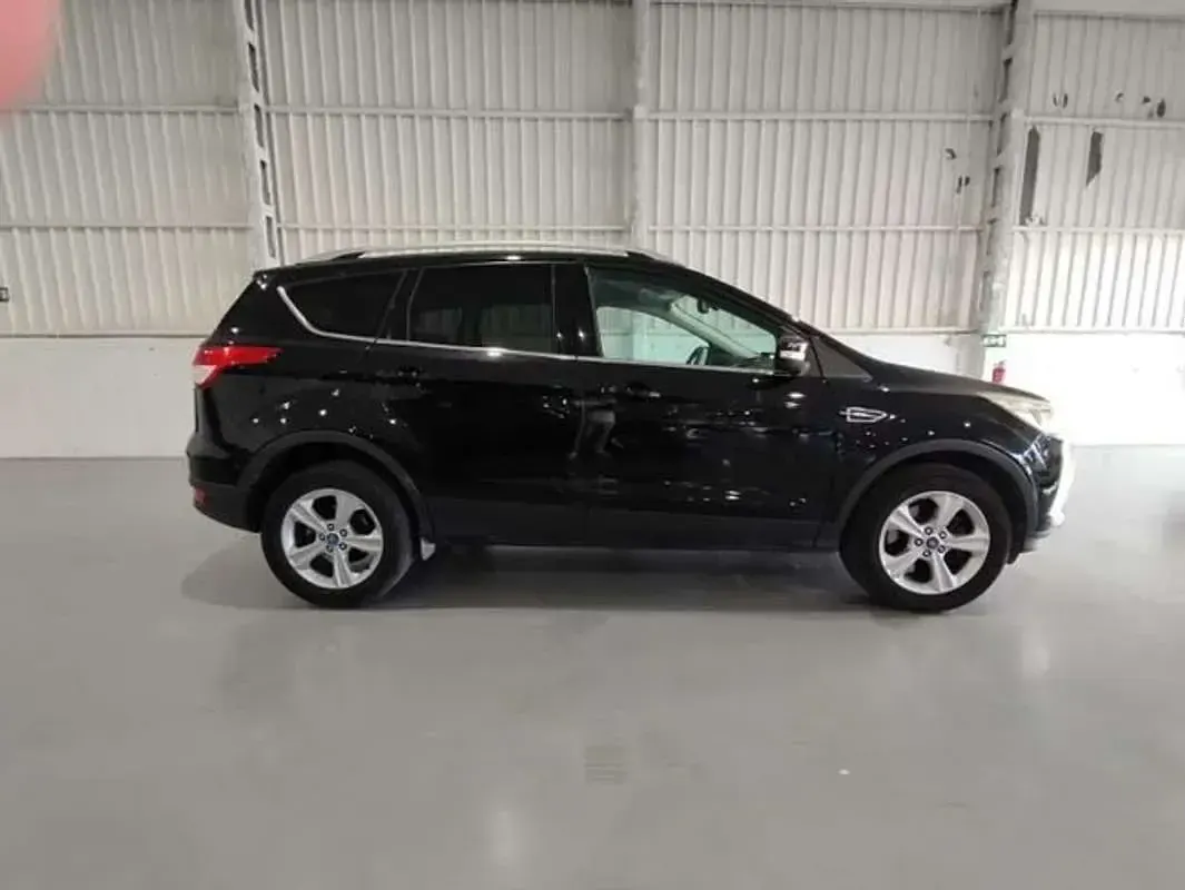 Usado Ford Kuga Trend 120 CV (88 kW) 2015 Negro SUV