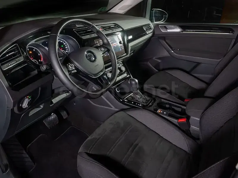 Usado VW Touran Sportline 150 CV (110 kW) 2020 Gris / plata Monovolumen