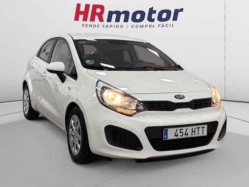 Blanco Usado 2013 Kia Rio Utilitario | 7290 € (Precio justo) - Imagen 1/4