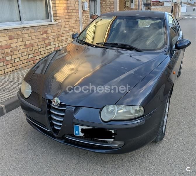 Usado Alfa Romeo 147 Distinctive 115 CV (84 kW) 2002 Gris / plata Utilitario