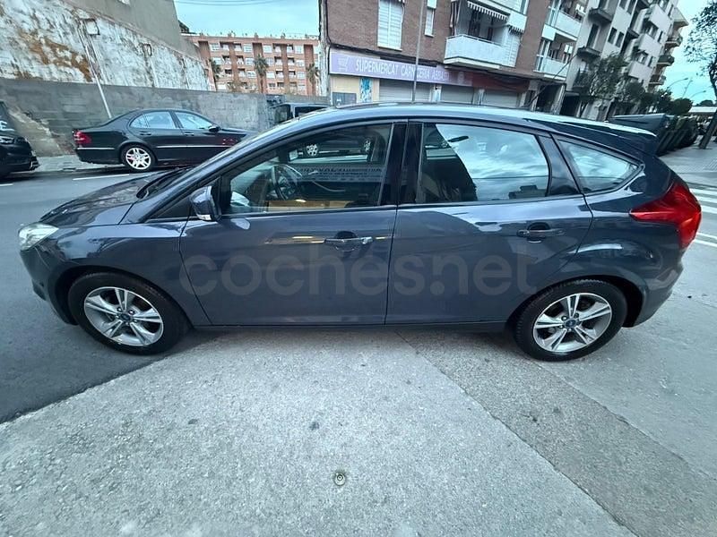 Usado Ford Focus Trend 95 CV (69 kW) 2014 Gris / plata Familiar