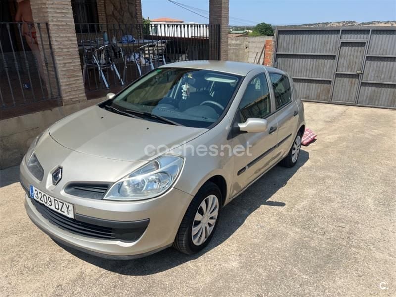 Usado Renault Clio II Dynamique 85 CV (62 kW) 2006 Beige Berlina