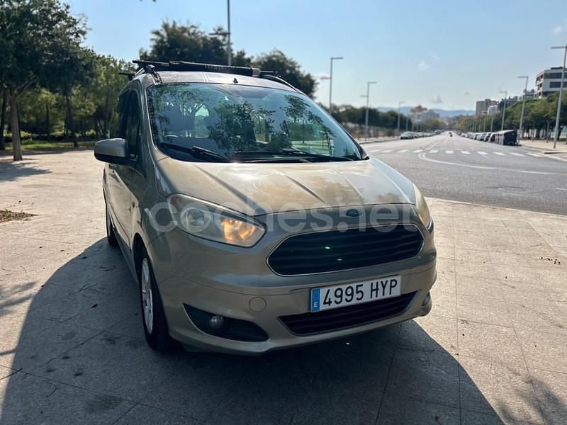 Usado Ford Tourneo Courier Ambiente 100 CV (73 kW) 2014 Beige Monovolumen