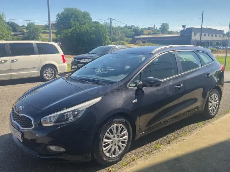 Usado Kia Ceed Sportswagon 110 CV (80 kW) 2013 Negro Familiar