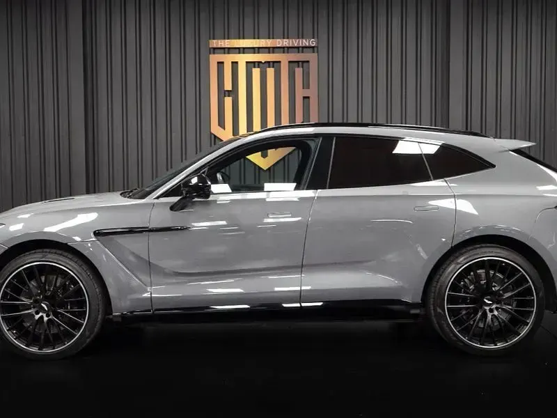 Usado Aston Martin DBX 551 CV (405 kW) 2022 Gris / plata SUV