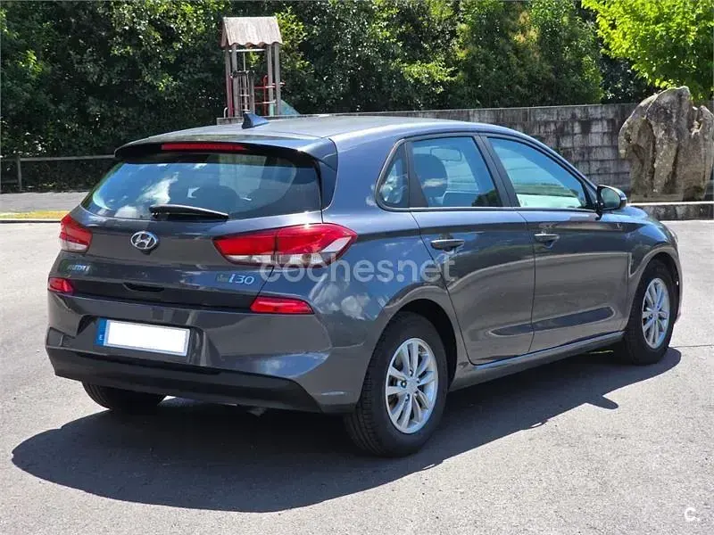 Usado Hyundai i30 110 CV (80 kW) 2017 Gris / plata Berlina