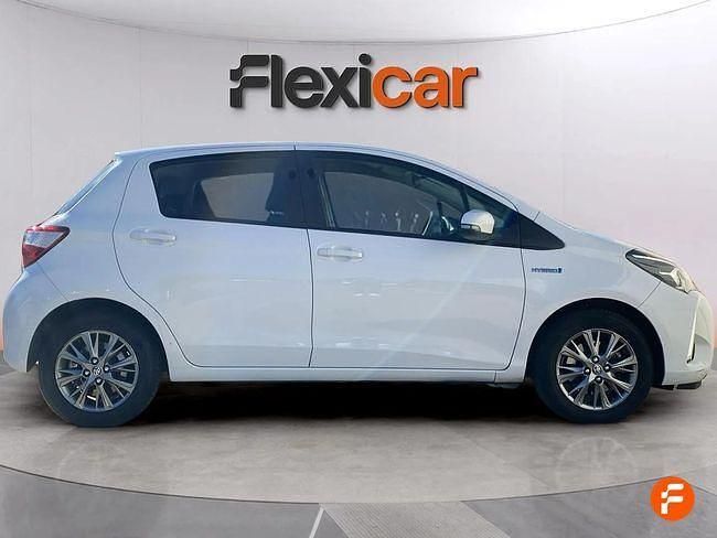 Usado Toyota Yaris Hybrid Active 100 CV (73 kW) 2019 Blanco Berlina
