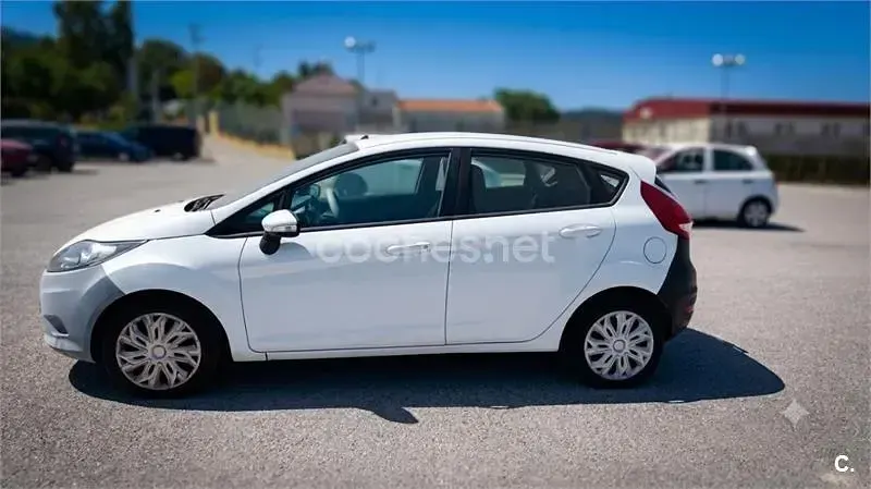 Usado Ford Fiesta Trend 68 CV (50 kW) 2010 Blanco Berlina