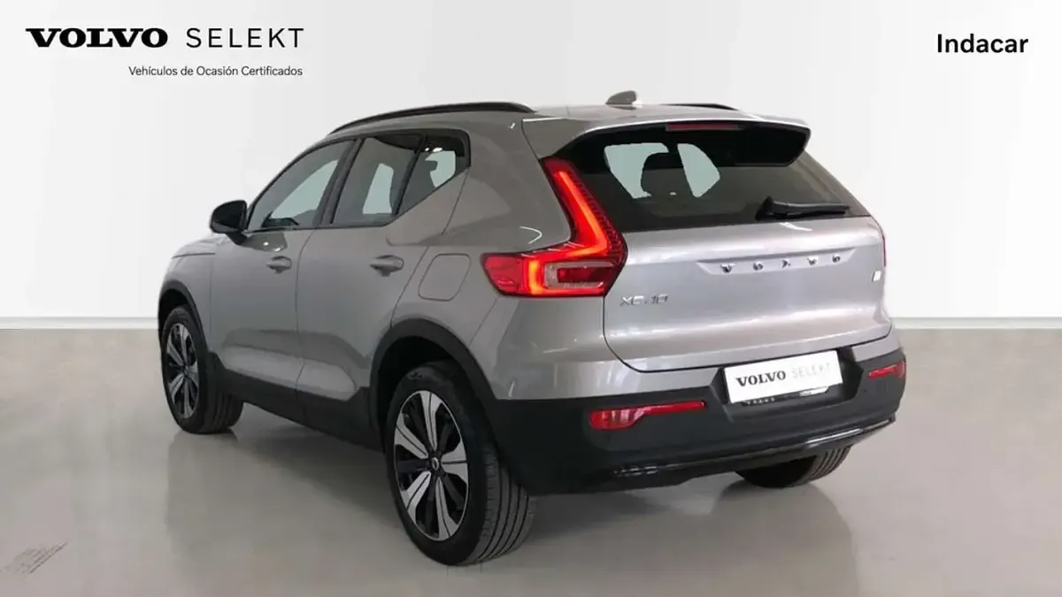 Usado Volvo XC40 Core 169 kW (230 CV) 2023 Plateado SUV