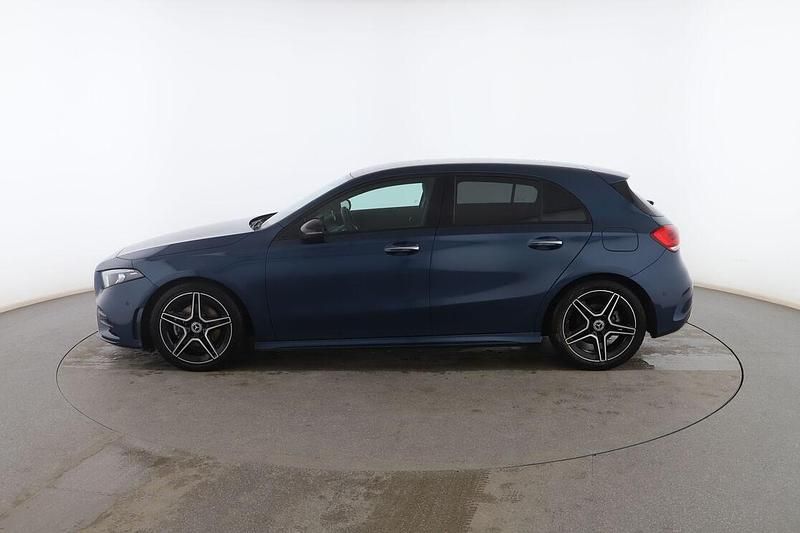 Usado Mercedes A180 AMG line 136 CV (100 kW) 2022 Azul Utilitario