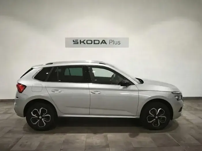 Usado Skoda Kamiq Selection 115 CV (84 kW) 2025 Gris plata SUV