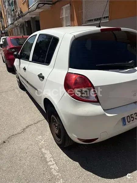 Usado Renault Clio II Business 75 CV (55 kW) 2011 Blanco Berlina