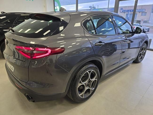 Usado Alfa Romeo Stelvio Sprint 190 CV (139 kW) 2020 Gris / plata SUV
