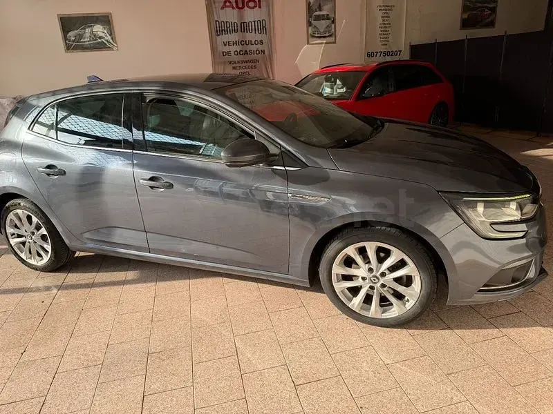 Usado Renault Mégane IV Zen 130 CV (95 kW) 2017 Gris / plata Berlina