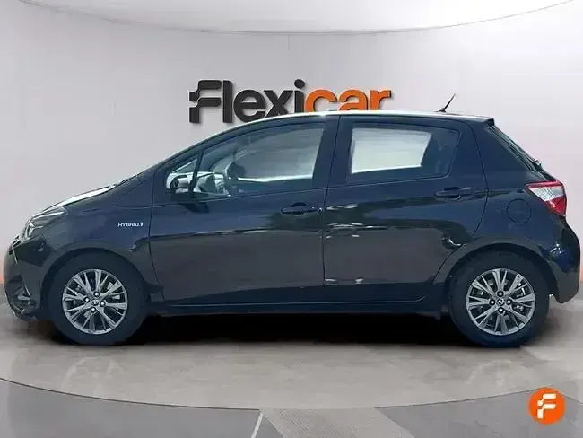 Usado Toyota Yaris Hybrid Active 100 CV (73 kW) 2019 Negro Berlina