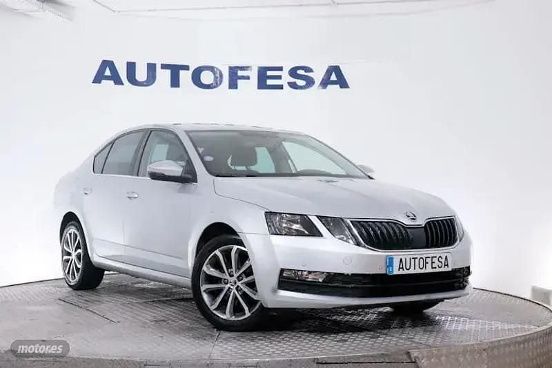 Usado Skoda Octavia 150 CV (110 kW) 2019 Plateado Berlina