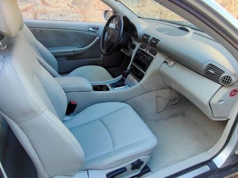 Usado Mercedes C200 163 CV (119 kW) 2001 Gris / plata Berlina