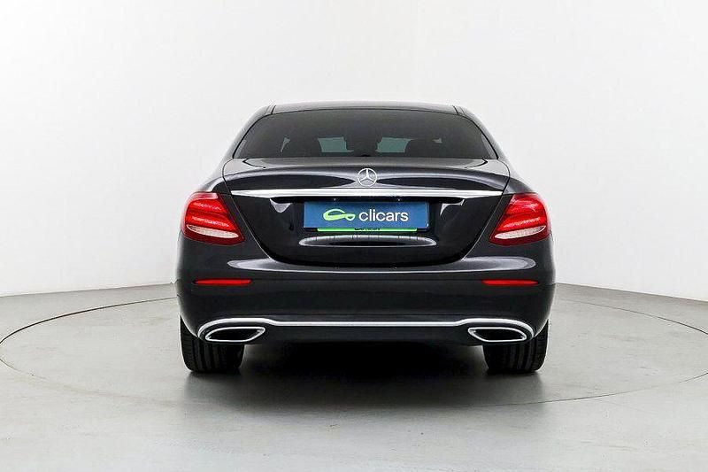 Usado Mercedes E220 194 CV (142 kW) 2016 Negro Berlina