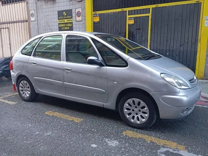 Usado Citroën Xsara Picasso Exclusive 90 CV (66 kW) 2003 Gris / plata Monovolumen