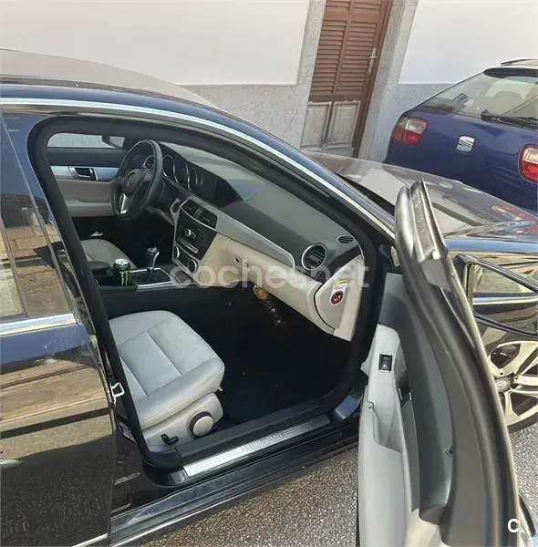 Usado Mercedes C200 Elegance 136 CV (100 kW) 2013 Negro Berlina