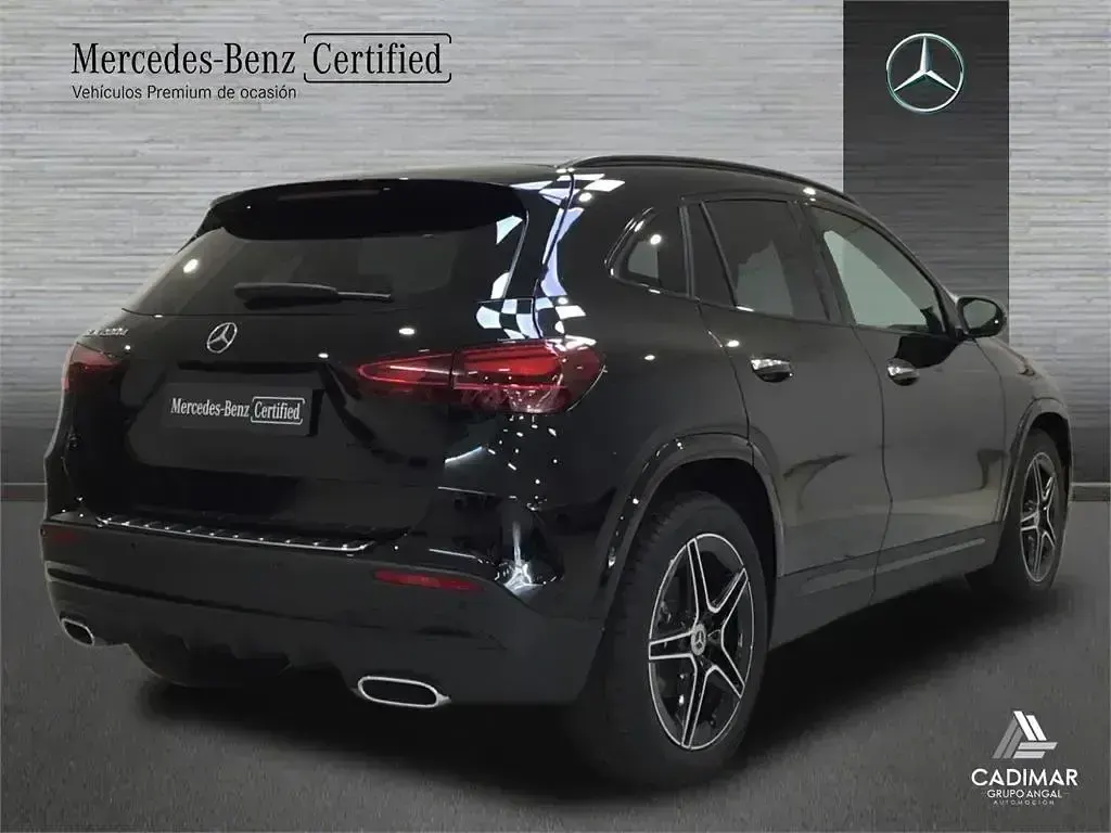 Usado Mercedes GLA200 150 CV (110 kW) 2025 Negro cosmos SUV