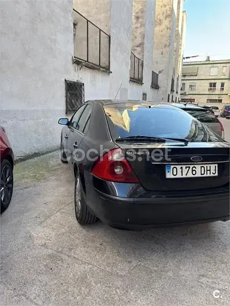 Usado Ford Mondeo Ghia 130 CV (95 kW) 2005 Negro Berlina