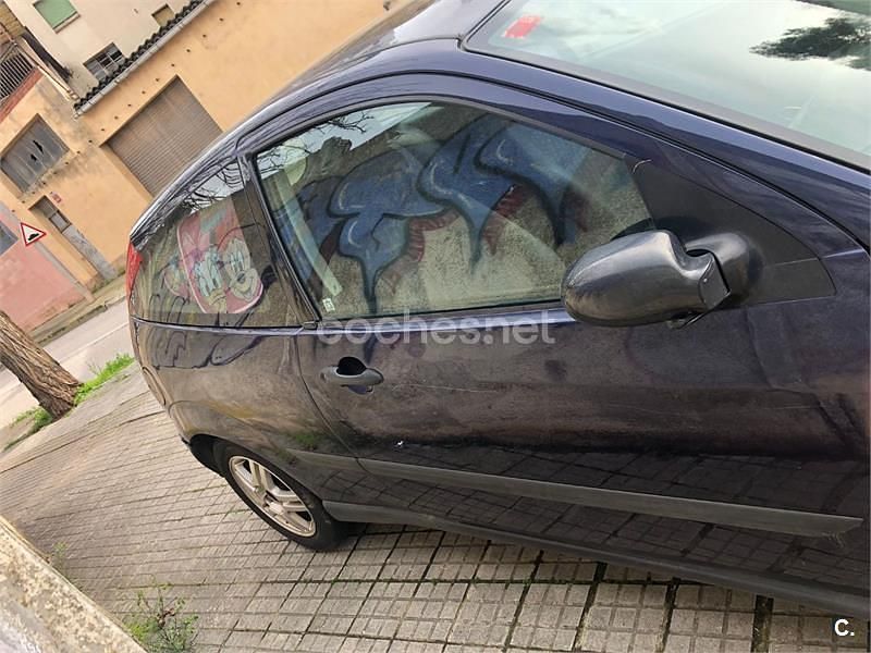 Usado Ford Focus Trend 100 CV (73 kW) 1999 Azul Berlina