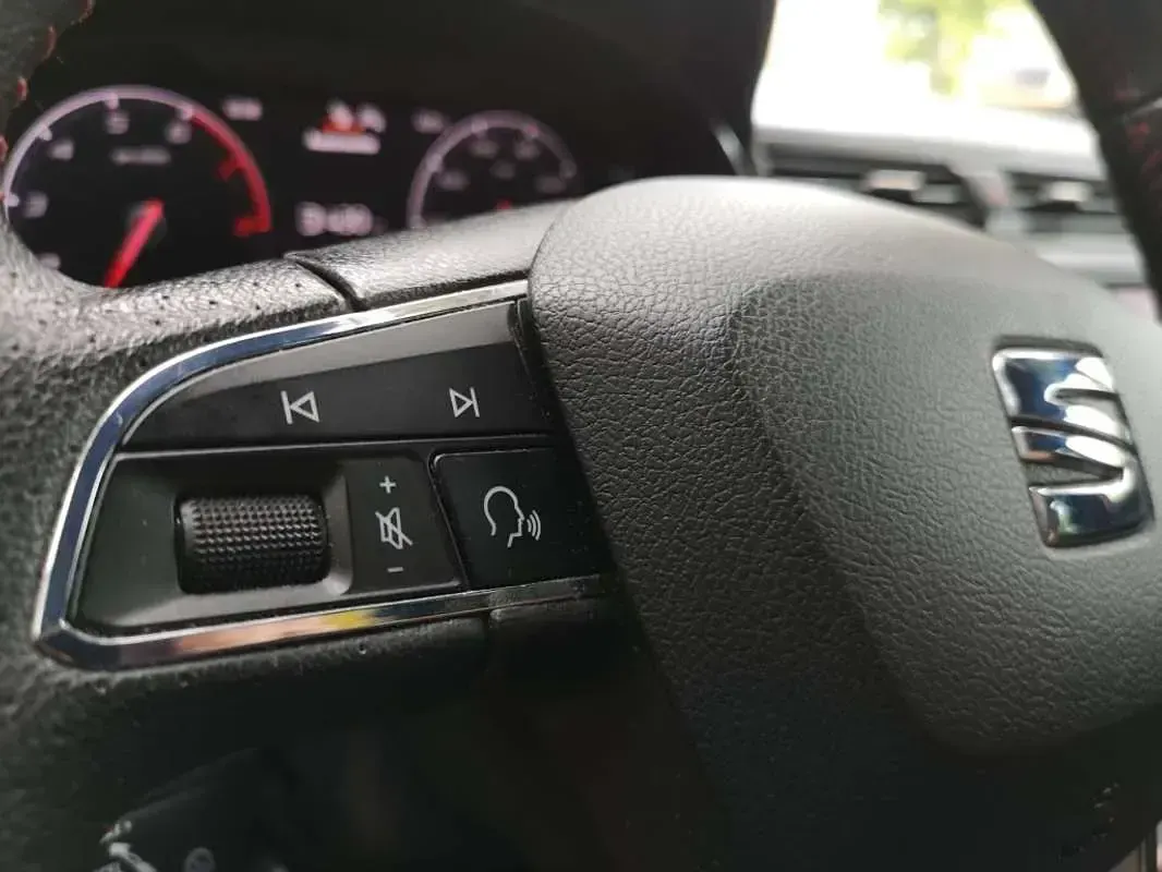 Usado Seat Arona FR 110 CV (80 kW) 2021 Rojo SUV